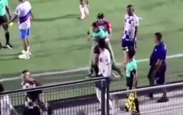 بازیکن فوتبال به داور زن سیلی زد+فیلم