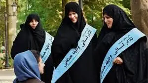 جنجال در خیابان‌های مشهد | تجمع طرفداران حجاب با پلاکاردهای معنادار + عکس