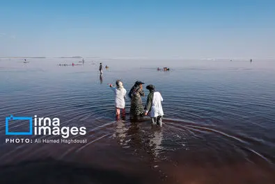 شنا کردن مردم در دریاچه بی‌جان ارومیه + عکس