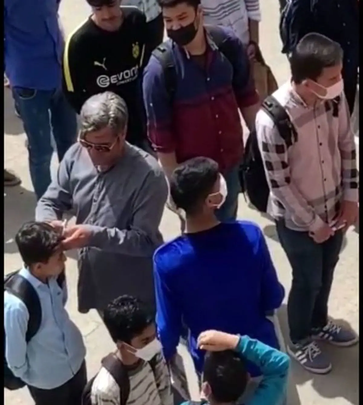 گزارش عجیب صدا و سیما از قیچی کردن موی دانش‌آموزان