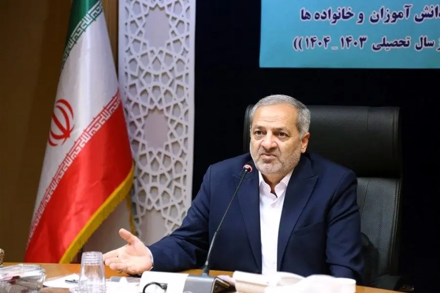 پاشیدن خاک به سمت آقای وزیر بر سر مزار دانش‌آموزان کرمانی

