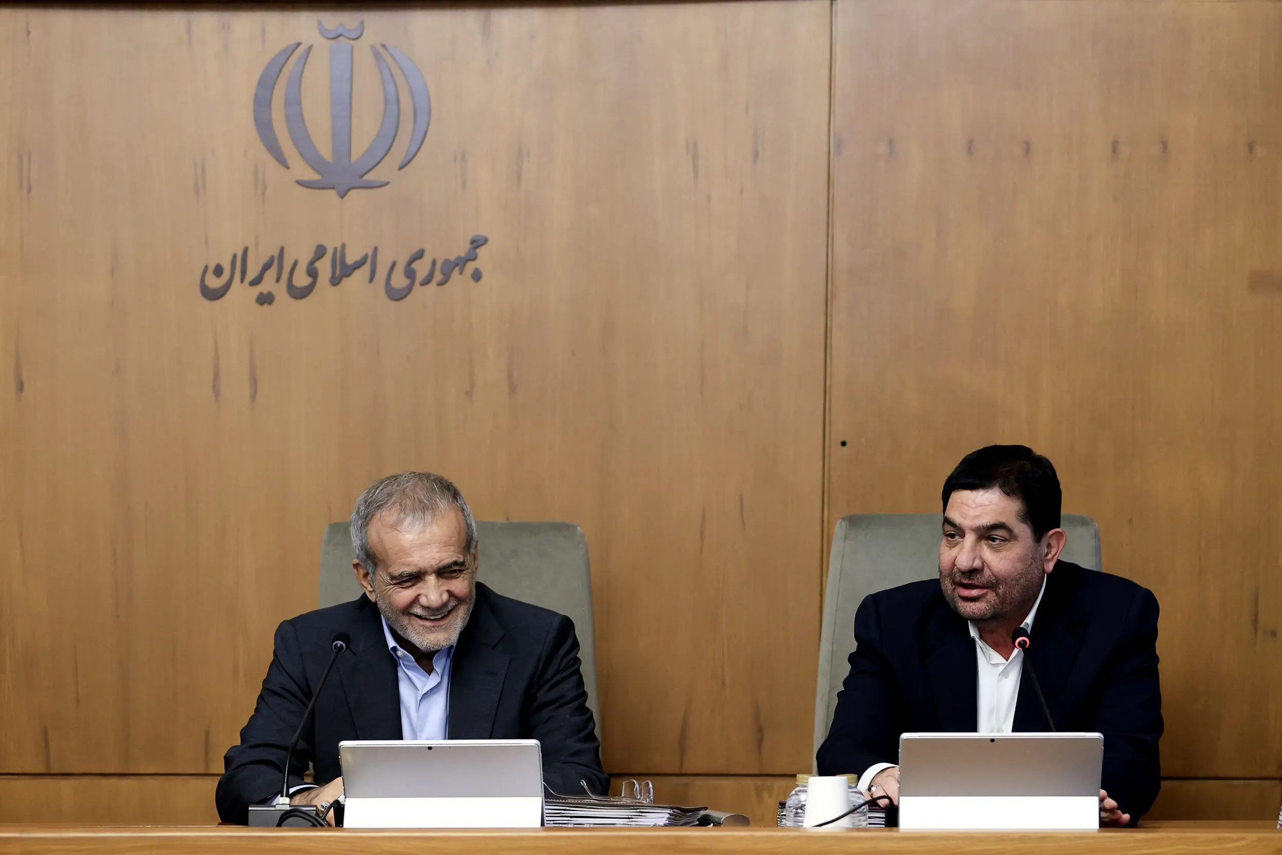 پزشکیان بر صندلی رئیسی نشست + عکس