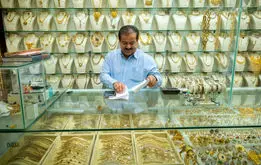 سقف شکنی قیمت طلا؛ قیمت طلا  ۱۸ عیار و طلای دست دوم  امروز ۲۳ آبان ۱۴۰۴+ جدول