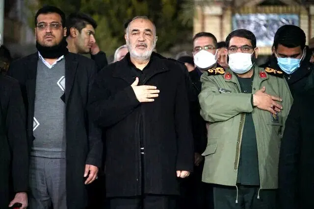 ادای احترام بامدادی سردار سلیمانی به مقام حاج قاسم +عکس
