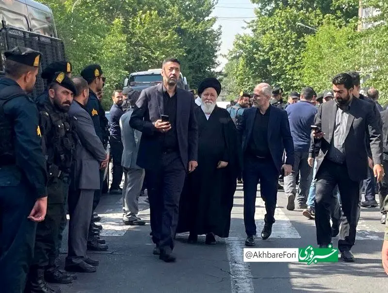 گریه  علم‌الهدی در هنگام خواندن نماز بر پیکر دامادش 
