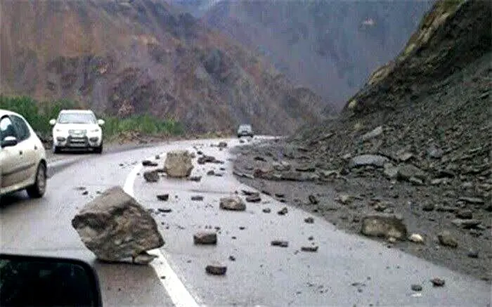 هشدار به مسافران تابستانی | احتمال ریزش سنگ در جاده چالوس