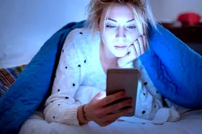 چرا نور گوشی برای سلامتی مضر است؟