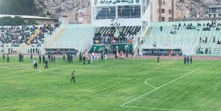کتک زدن داور در بازی خیبر و داماش/ بازی نیمه تمام ماند