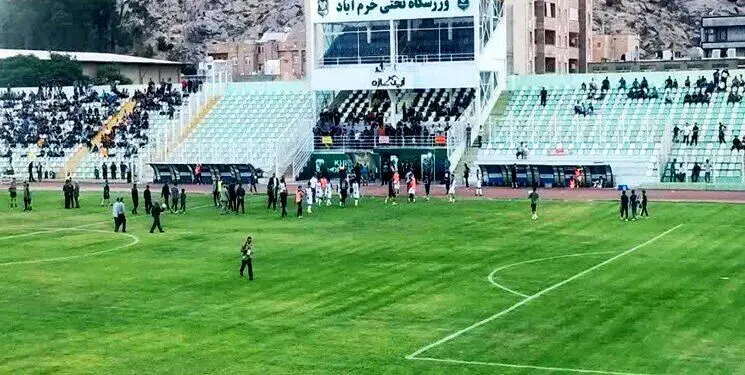 اتفاق وحشتناک در فوتبال ایران/ کتک زدن شدید داور به دلیل اعلام آفساید + فیلم