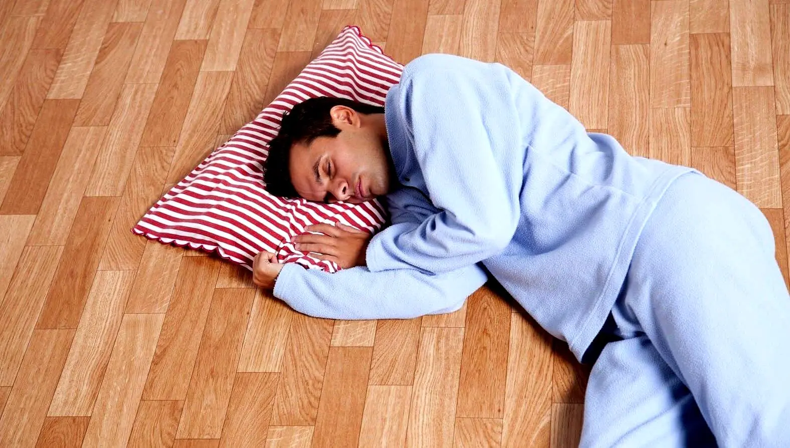 خوابیدن روی زمین مضر است یا مفید؟