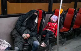 خانم «ف» و دو دختر ۱۳ و ۱۸ساله‌اش، شب‌ها ترمینال آزادی تهران می‌خوابند