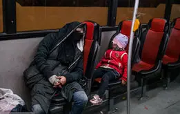 خانم «ف» و دو دختر ۱۳ و ۱۸ساله‌اش، شب‌ها ترمینال آزادی تهران می‌خوابند