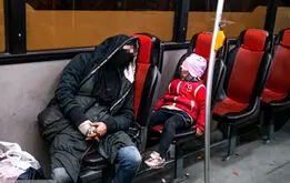 خانم «ف» و دو دختر ۱۳ و ۱۸ساله‌اش، شب‌ها ترمینال آزادی تهران می‌خوابند