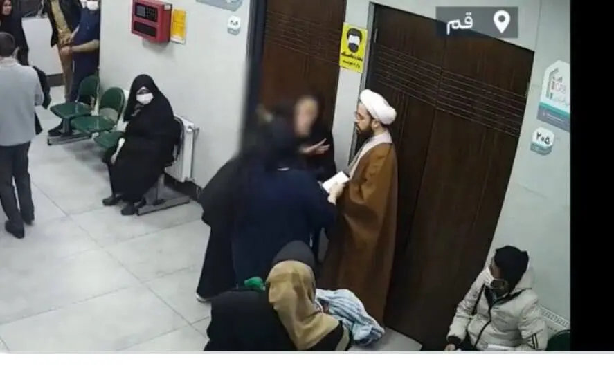 ماجرای ویدیویی که دیروز از یک درمانگاه در قم منتشر شد؛جزییات درگیری یک روحانی و یک خانم
