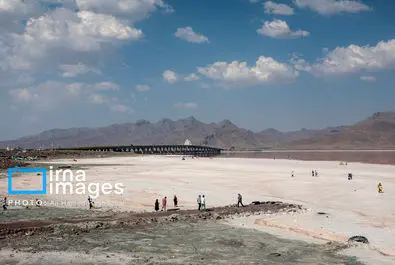شنا کردن مردم در دریاچه بی‌جان ارومیه + عکس