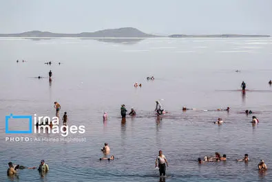 شنا کردن مردم در دریاچه بی‌جان ارومیه + عکس