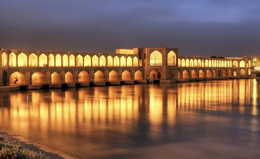 لحظه رسیدن آب به زاینده رود/ خوشحالی بی اندازه جمعیت انبوه اصفهانی‌ها + فیلم