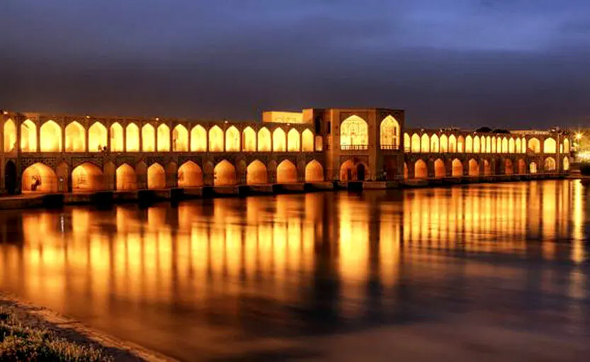 لحظه رسیدن آب به زاینده رود/ خوشحالی بی اندازه جمعیت انبوه اصفهانی‌ها + فیلم
