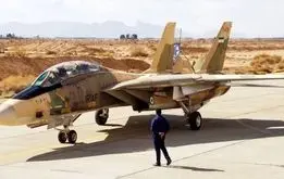 لحظه نفس‌گیر سوخت‌گیری یک جنگنده اف‑۱۵ در آسمان

