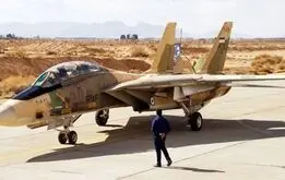 لحظه نفس‌گیر سوخت‌گیری یک جنگنده اف‑۱۵ در آسمان

