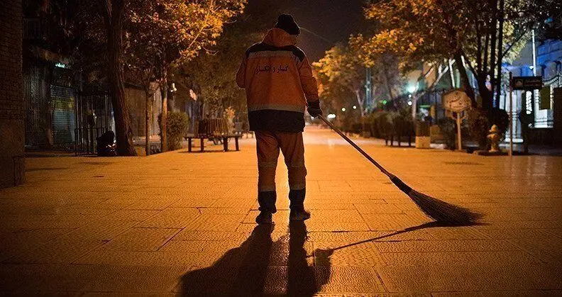 رفتگری کودک ۱۱ ساله در شب برفی تهران + فیلم