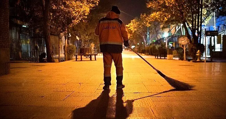 رفتگری کودک ۱۱ ساله در شب برفی تهران + فیلم