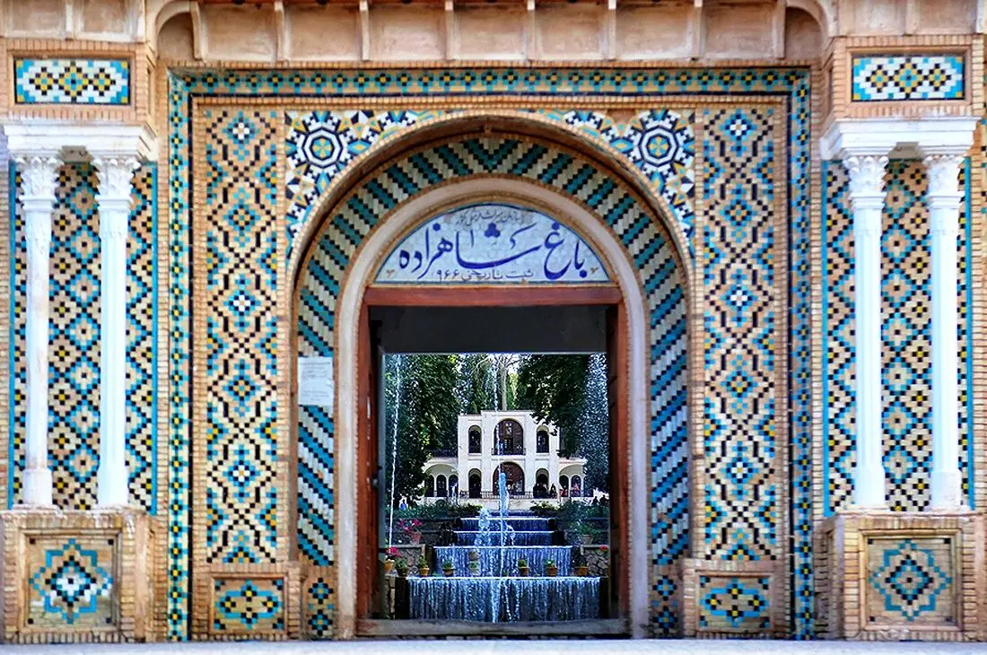 ماجرای جنجالی درگیری دسته‌جمعی سر حجاب و قتل یک زن در باغ شازده ماهان کرمان چه بود؟ + ویدئو و تصاویر
