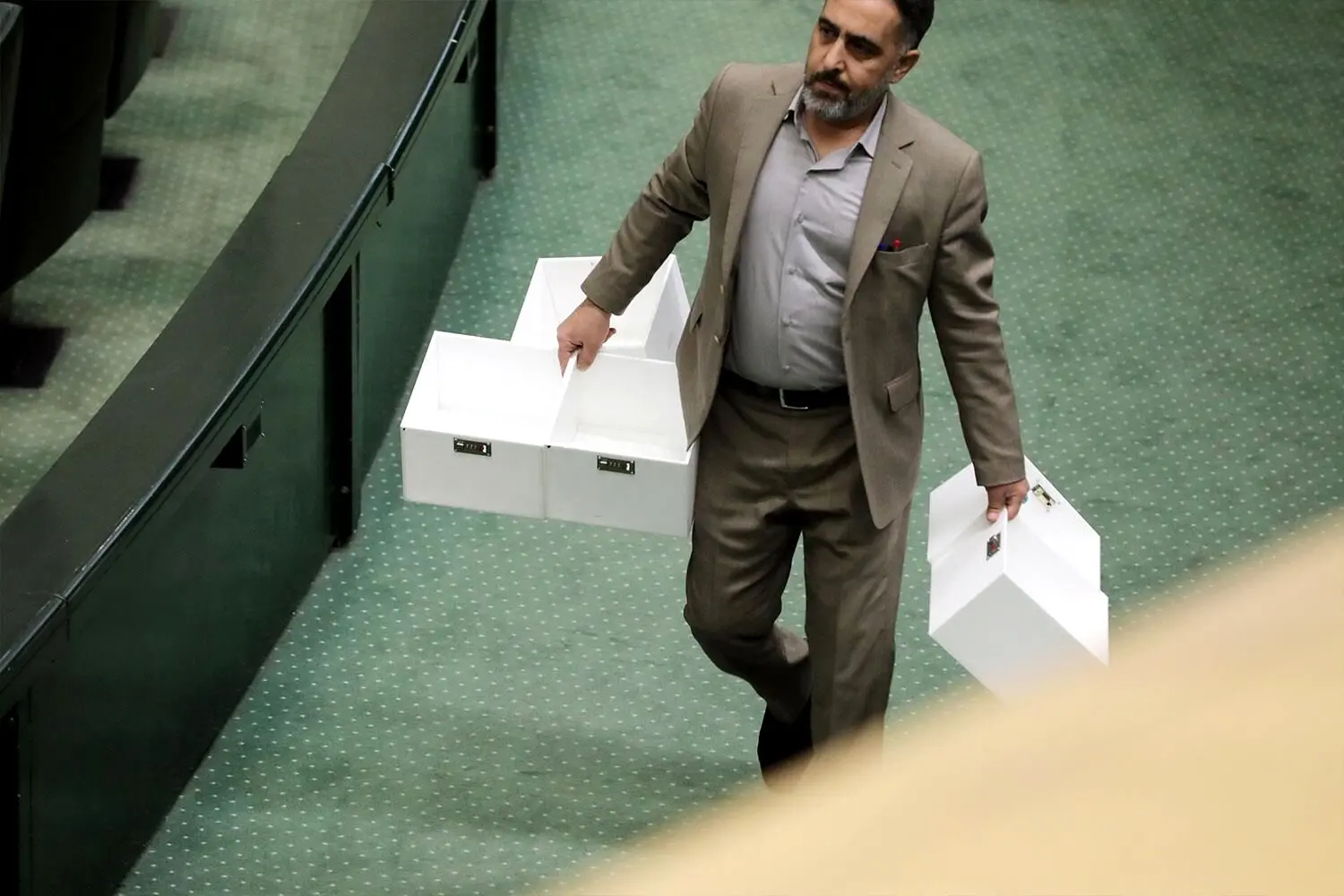 چه کسانی از مجلس رفتند، چه کسانی ماندند؟

