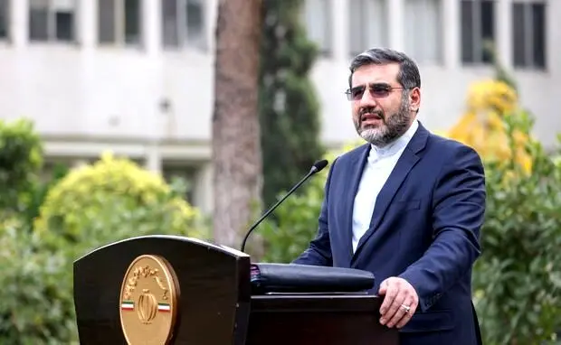 واکنش  وزیر ارشاد به بازگشت معین خواننده قدیمی به کشور: برگردد + فیلم