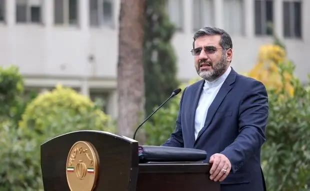واکنش  وزیر ارشاد به بازگشت معین خواننده قدیمی به کشور: برگردد + فیلم