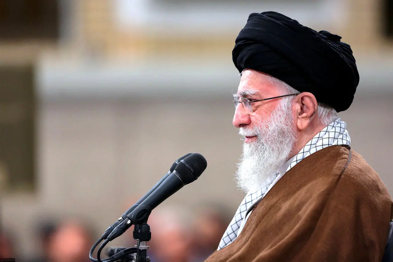 دیدار اعضای تیم ملی فوتسال ایران با رهبر انقلاب؛ اهدای انگشتر به وحید شمسایی +عکس
