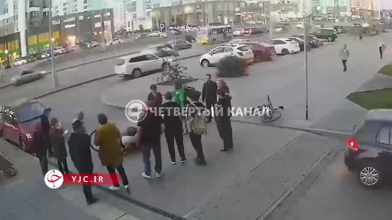 لحظه هولناک تصادف کودک دوچرخه سوار با یک خودرو + فیلم