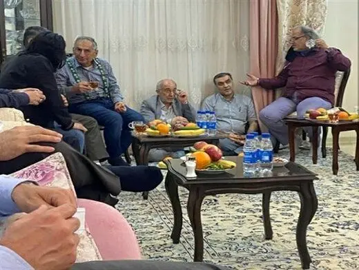  حاشیه‌های یک افطاری /مهدی نصیری گروهی از ما مدام دنبال پیاده کردن گروهی از قطار انقلاب هستند