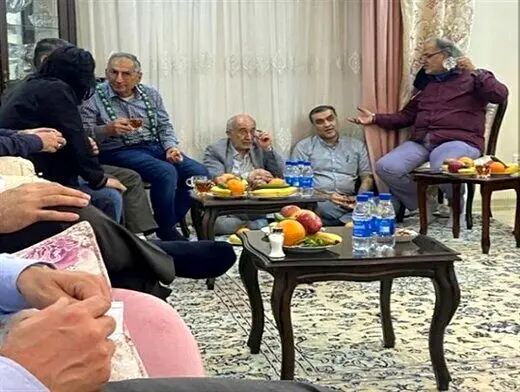  حاشیه‌های یک افطاری /مهدی نصیری گروهی از ما مدام دنبال پیاده کردن گروهی از قطار انقلاب هستند