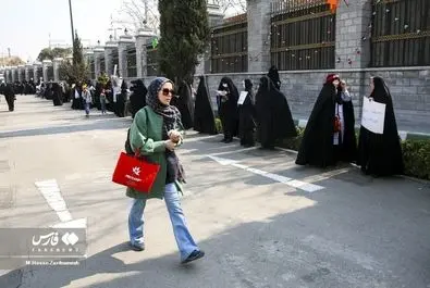 تجمع برخی زنان مقابل مجلس در اعتراض به وضعیت حجاب