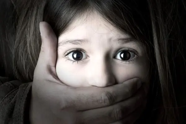 رفتار زشت مادر و پدربزرگ بی‌رحم با دختر 4 ساله