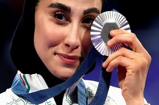 واکنش هادی ساعی به زندانی شدن ناهید کیانی+فیلم