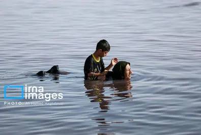 شنا کردن مردم در دریاچه بی‌جان ارومیه + عکس