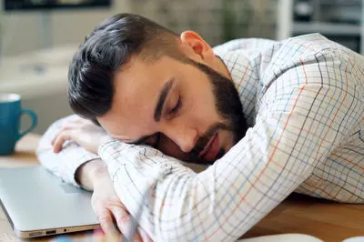 چرا چرت زدن گاهی خستگی به همراه دارد؟