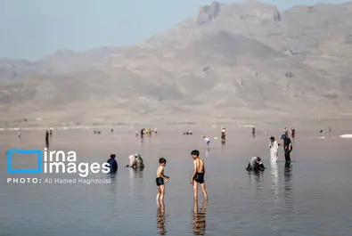 شنا کردن مردم در دریاچه بی‌جان ارومیه + عکس