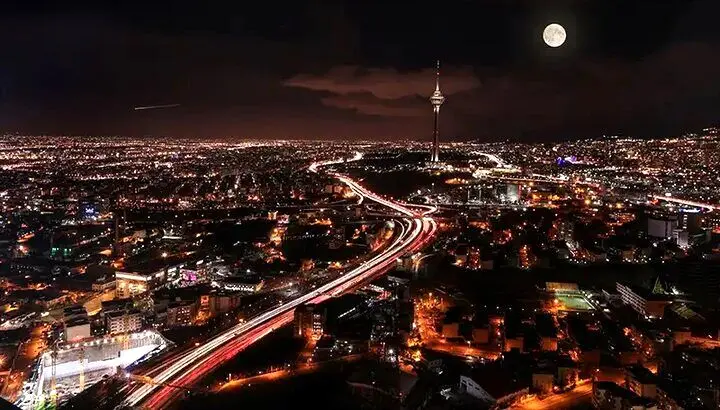 حضور مردم تهران در پشت‌بام‌ها پس از شنیدن انفجار/ویدئو

