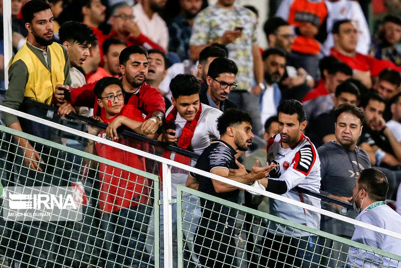 شعارهای هواداران پرسپولیس علیه یک استقلالی سابق!