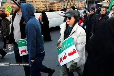 حضور زنان با تیپ و حجاب متفاوت در راهپیمایی