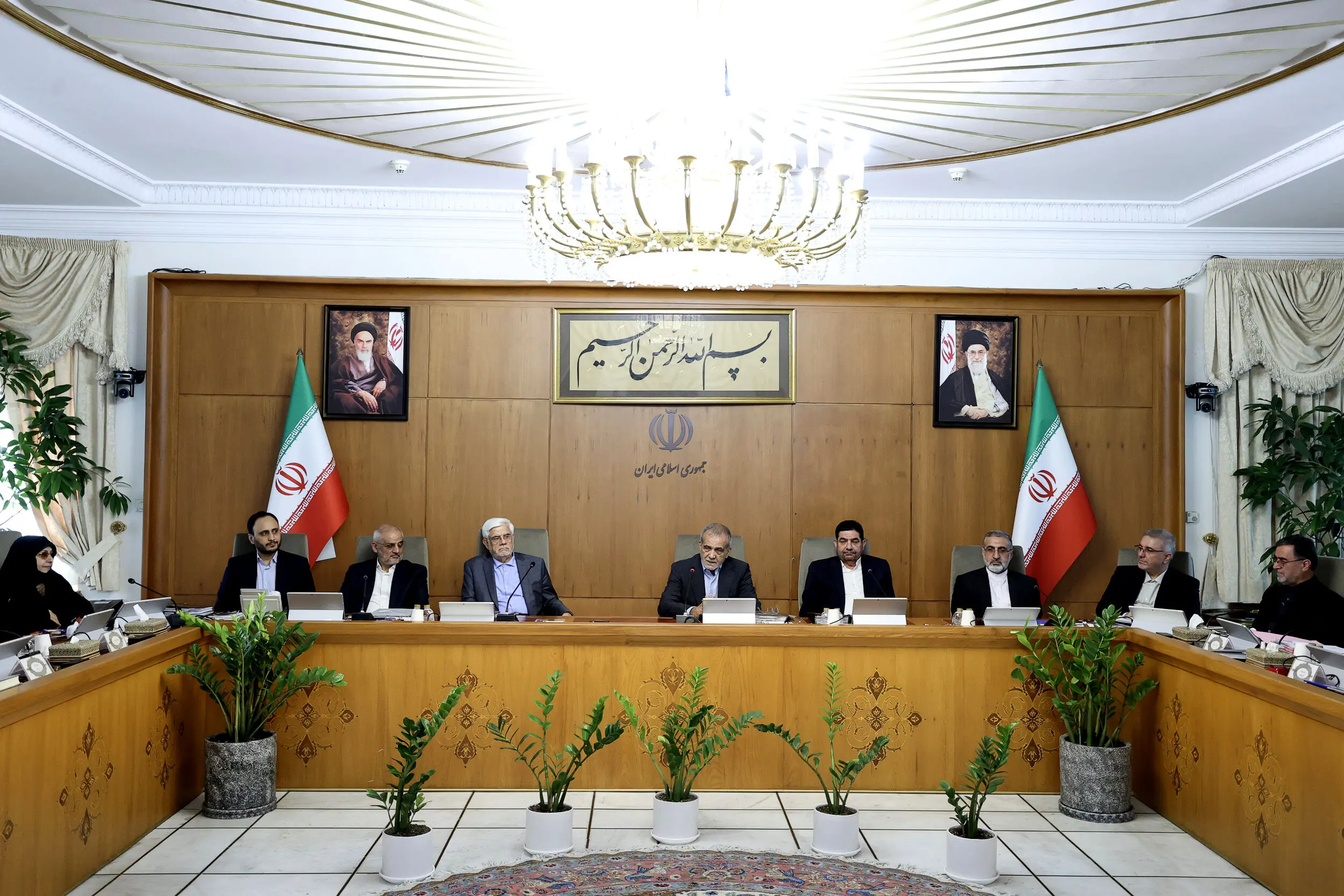 ادعای حقوق ۲۰۰ میلیونی عضو ارشد دولت

