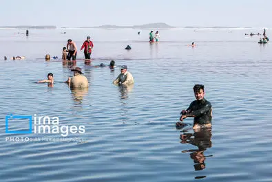 شنا کردن مردم در دریاچه بی‌جان ارومیه + عکس