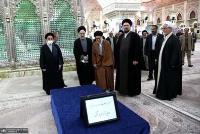 خاتمی و اعضای مجمع روحانیون در حرم امام 