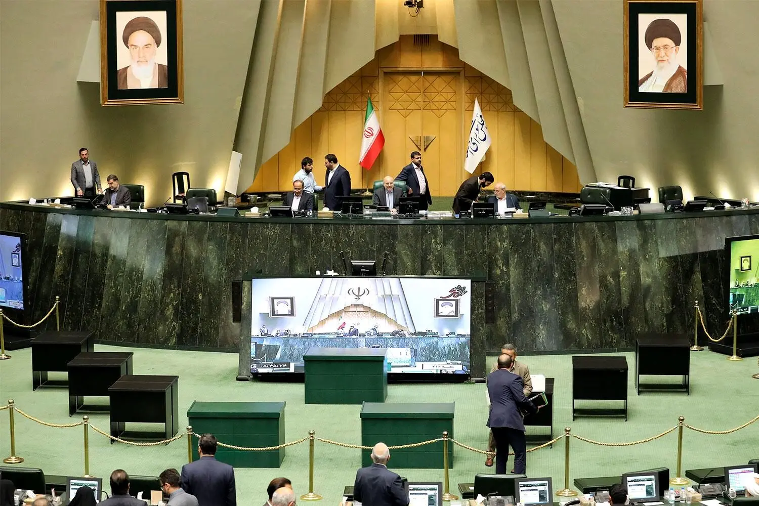 مجلس تعطیل شد