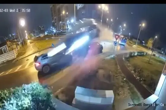 لحظه پرواز یک مرسدس بنز در خیابان+فیلم