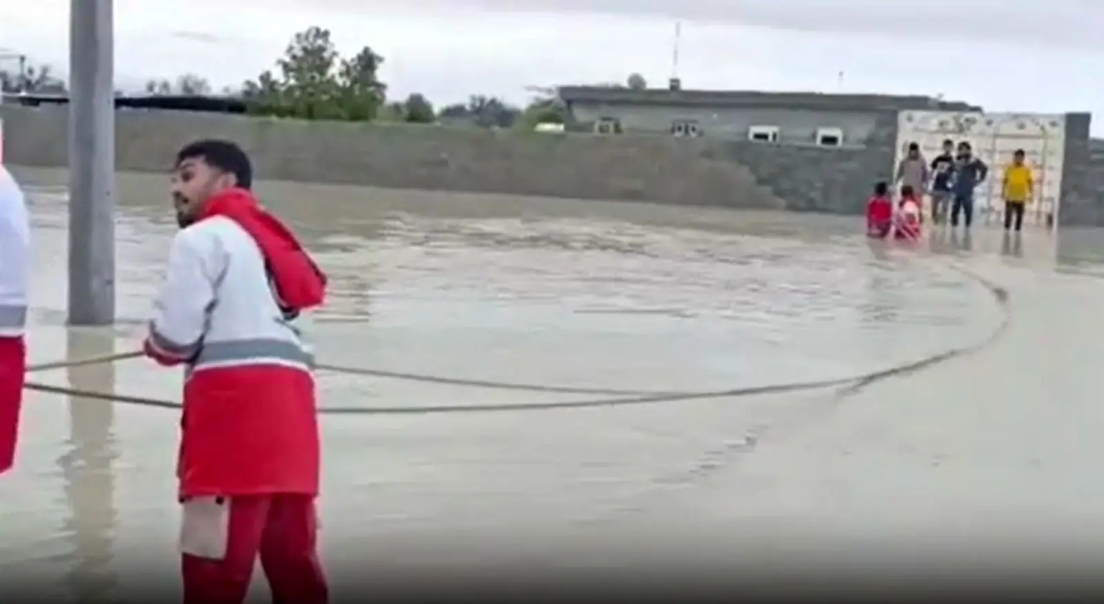 لحظات نفس‌گیر نجات جان یک خانواده از سیل+فیلم