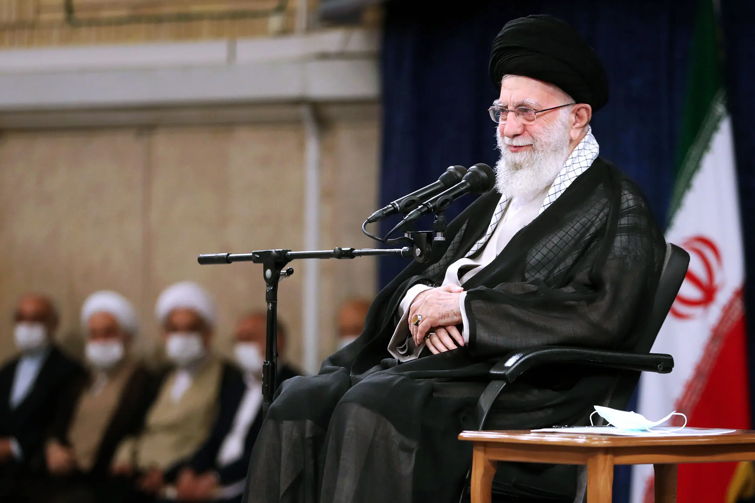 عکسی از ۲ فرزند رهبر انقلاب در مراسم یادبود رئیسی
